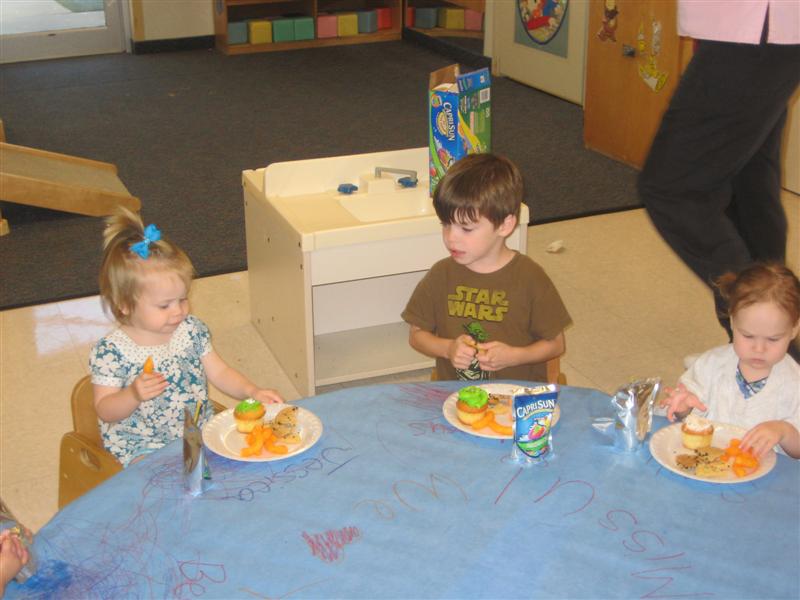 Jess_SchoolFarewell.JPG - Here's my "Going Away" party at school...  Mummy, where am I going!?...