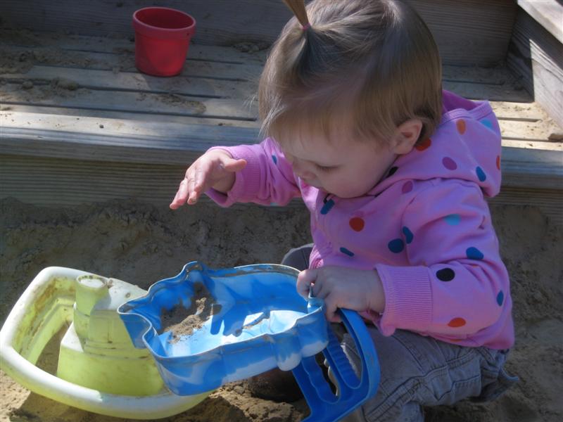 Jess_ZooFeb2009-14.JPG - Sand shapes are cool... What is it?  What did I make?... That's cool, I made a pile of sand!  Sweet!