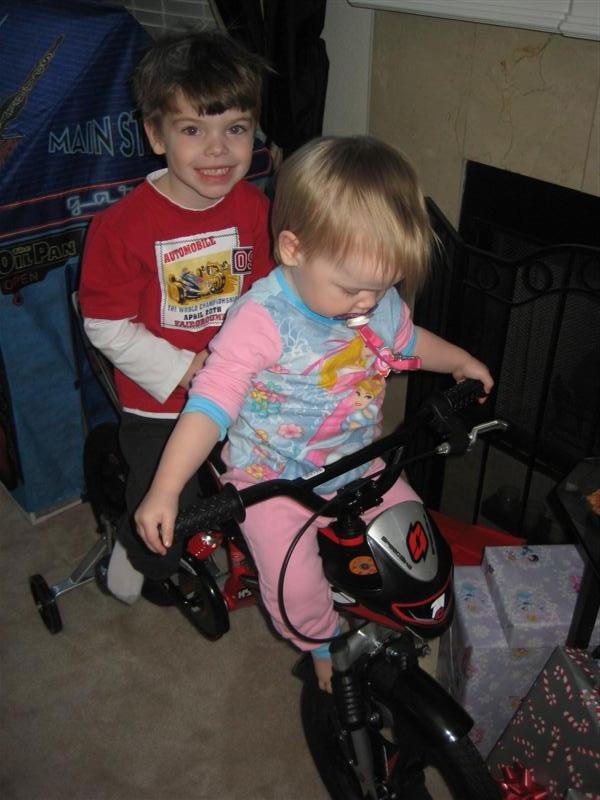 X-Mas2008-14.JPG - ... I like big brother's Moto-Bike too!...