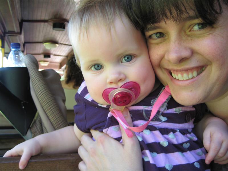 ZooWMummy.JPG - The girls at the Zoo! (Photo by Alex)